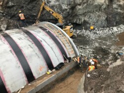 Installation de pont-ponceau préfabriqué en BA pour canalisation (Manic-5, Baie-Comeau, QC, Canada) Installation de pont-ponceau préfabriqué en BA pour canalisation (Manic-5, Baie-Comeau, QC, Canada)